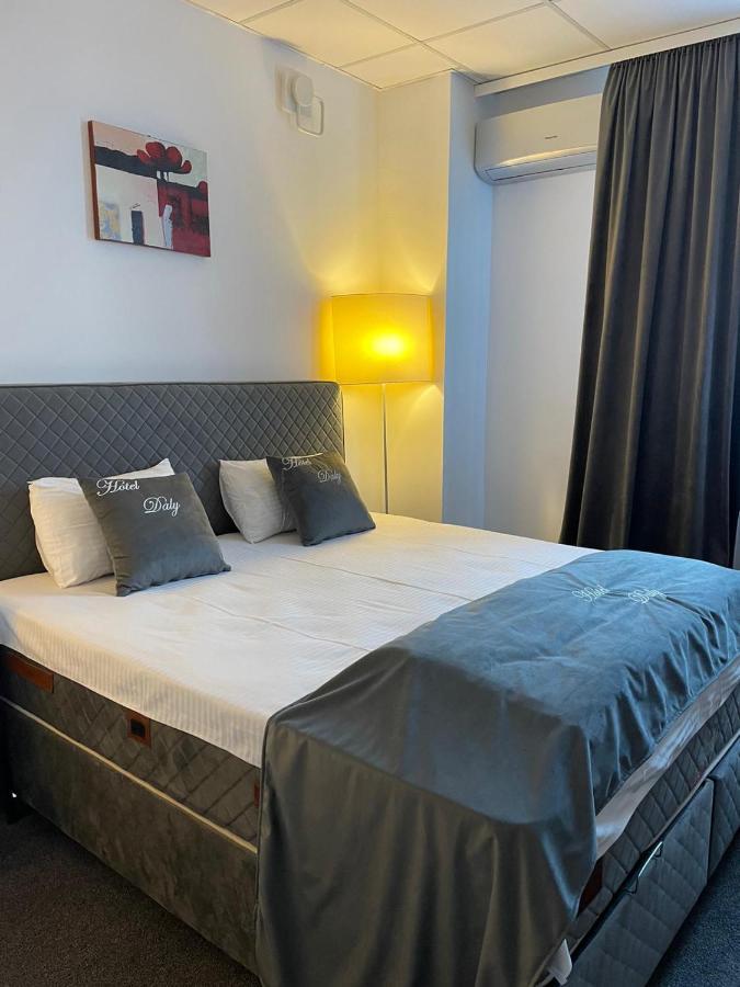 Hotel Daly Плоешти Экстерьер фото
