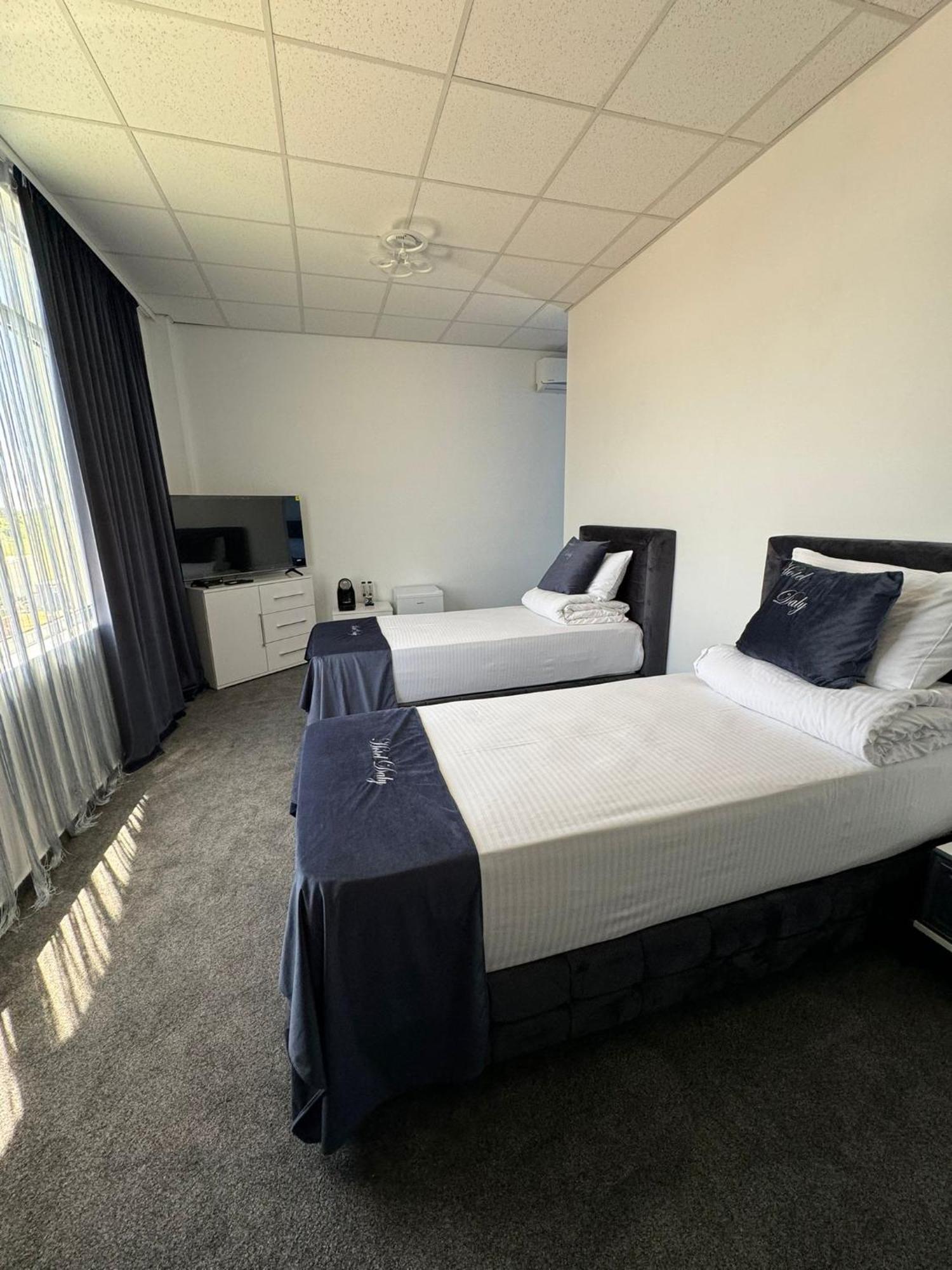 Hotel Daly Плоешти Экстерьер фото