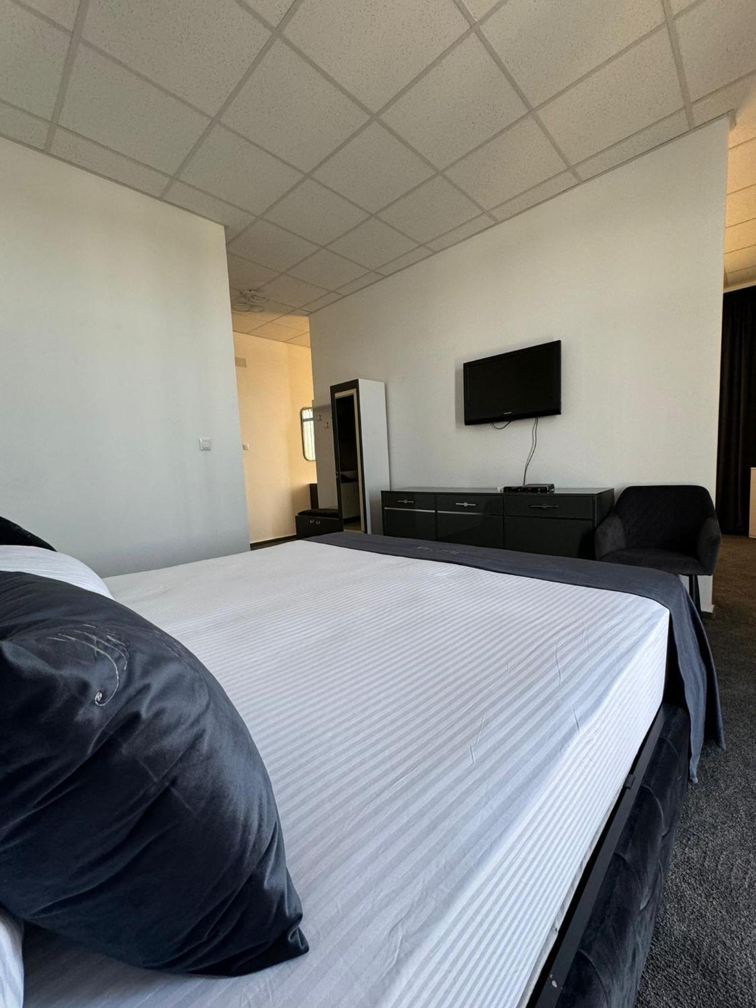 Hotel Daly Плоешти Экстерьер фото