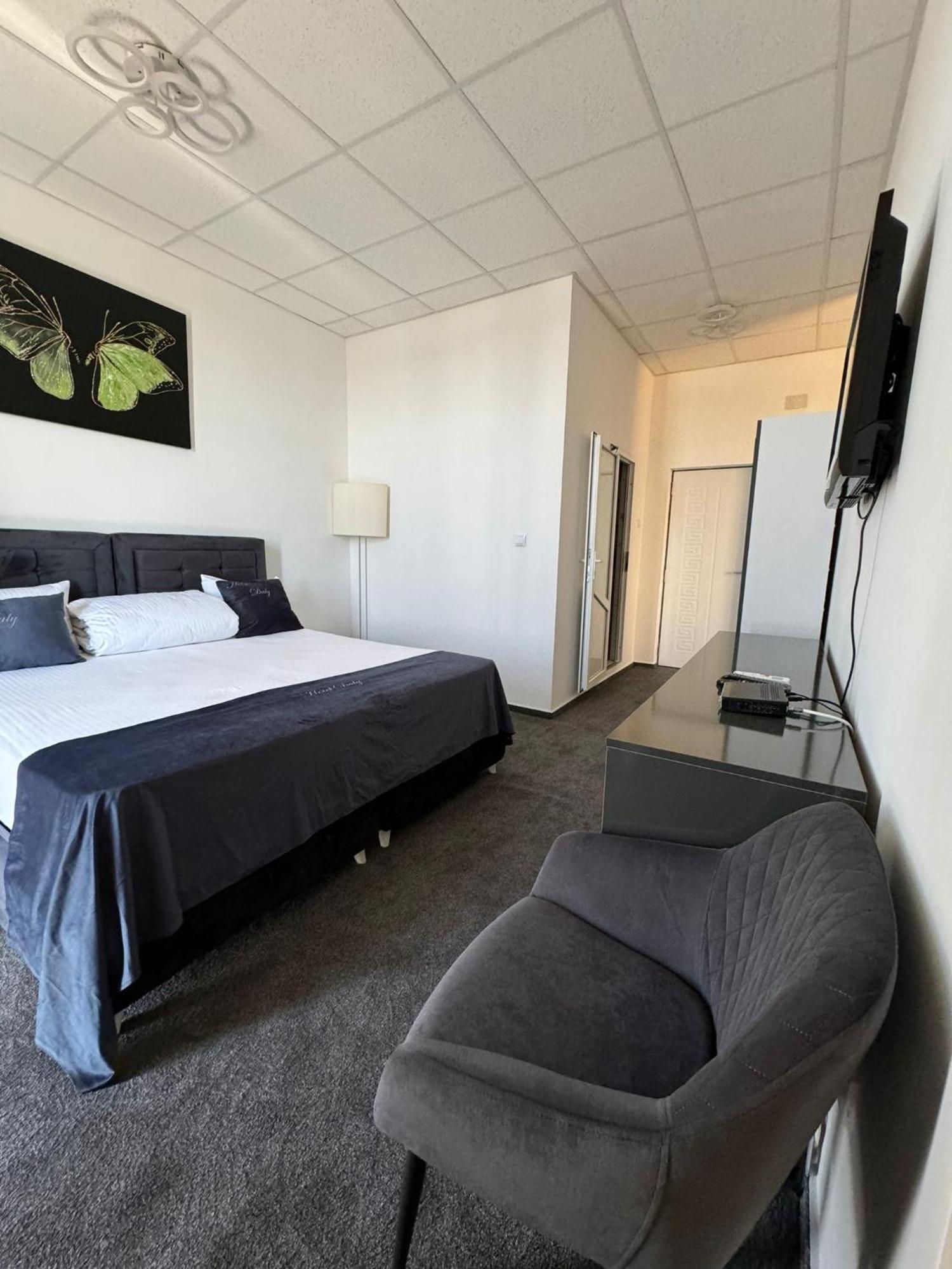 Hotel Daly Плоешти Экстерьер фото