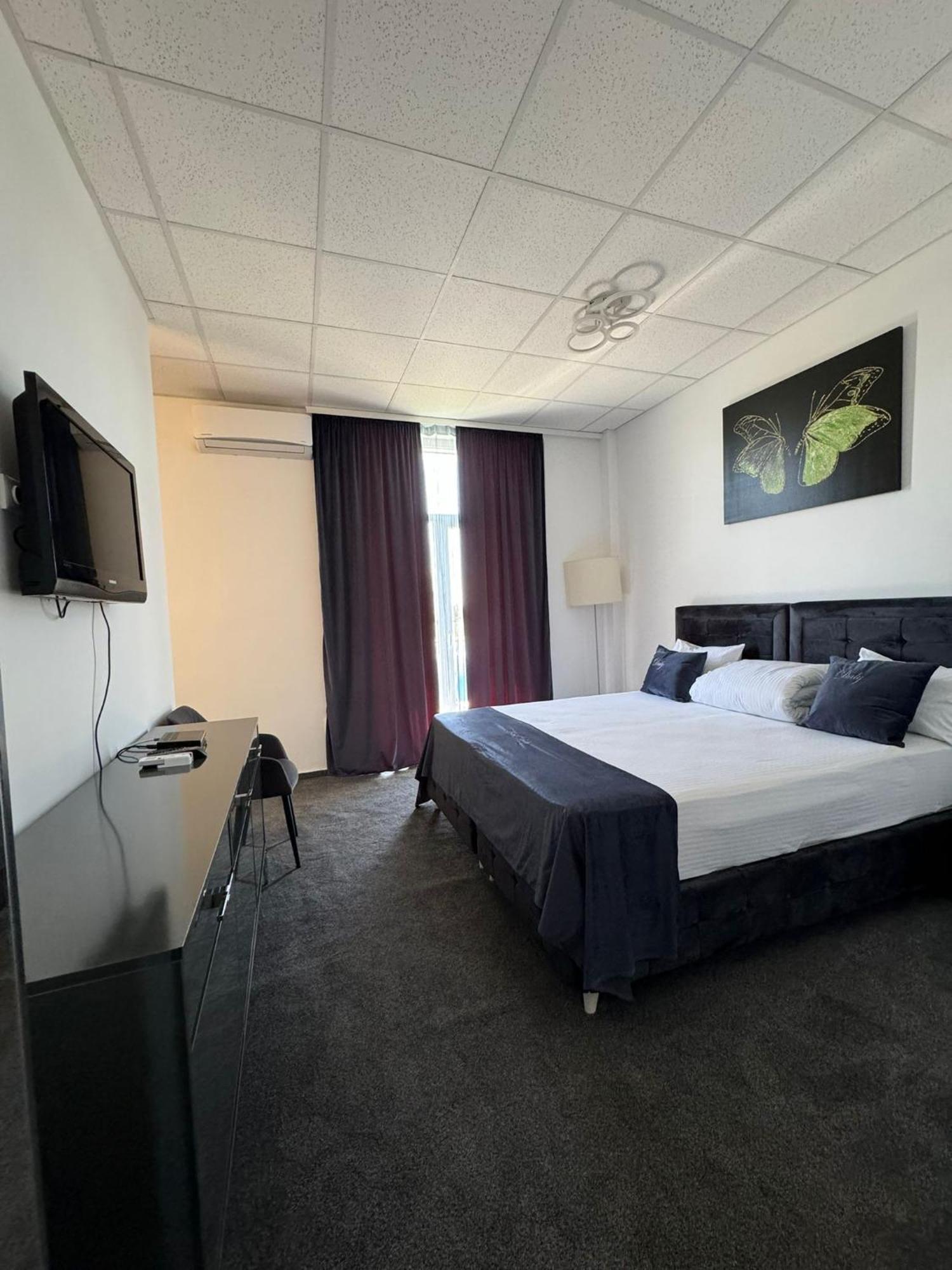 Hotel Daly Плоешти Экстерьер фото